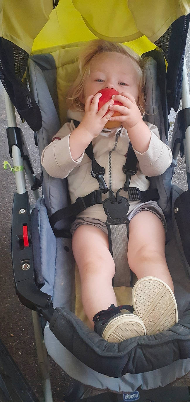 Raphaelle a rejoint le concours — aidez-le/la à gagner de superbes lots ! auto_part, baby, baby_carriage, beauty, car_seat, comfort, finger, fun, gesture, human_leg, knee, person, photograph, seat_belt, shorts, snapshot, thigh, thumb, toddler, vehicle_door