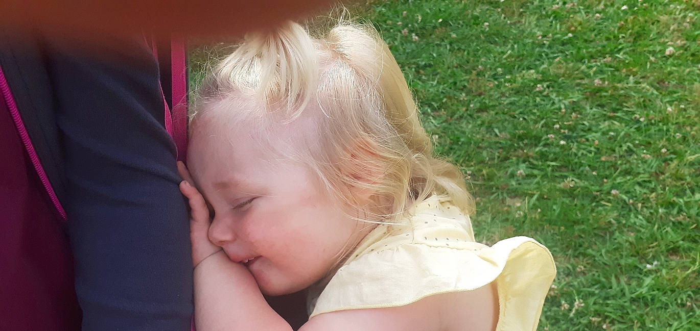 Raphaelle participe au concours pour gagner de l'argent avec cette photo : arm, baby, blond, brown_hair, ear, eyelash, finger, gesture, grass, hand, happy, human_body, lip, neck, nose, people_in_nature, person, plant, shoulder, skin