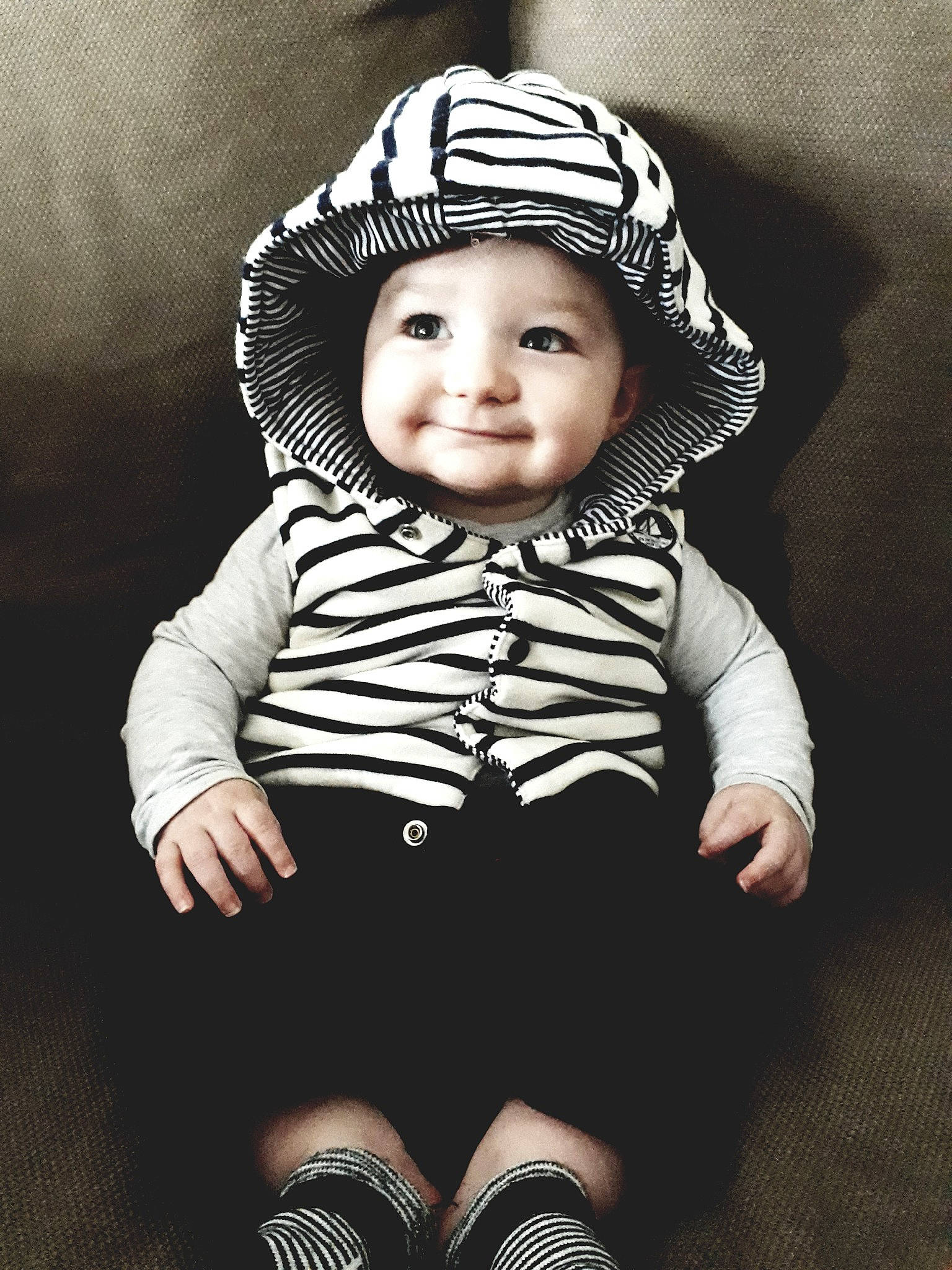 Arsène a rejoint le concours — aidez-le/la à gagner de superbes lots ! baby, baby_toddler_clothing, black, black_and_white, cheek, child, child_model, eye, head, headgear, headwear, joy, monochrome, monochrome_photography, outerwear, person, photo_shoot, photography, portrait_photography, product