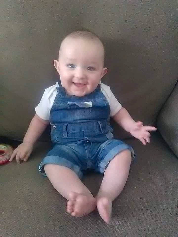 Arsène a rejoint le concours — aidez-le/la à gagner de superbes lots ! arm, baby, cheek, child, joy, leg, person, sitting, toddler