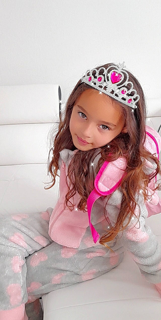 Chloe participe au concours pour gagner de l'argent avec cette photo : cap, cool, eyebrow, eyelash, face, flash_photography, happy, headpiece, helmet, joy, lip, long_hair, magenta, neck, pattern, person, pink, purple, skin, sleeve