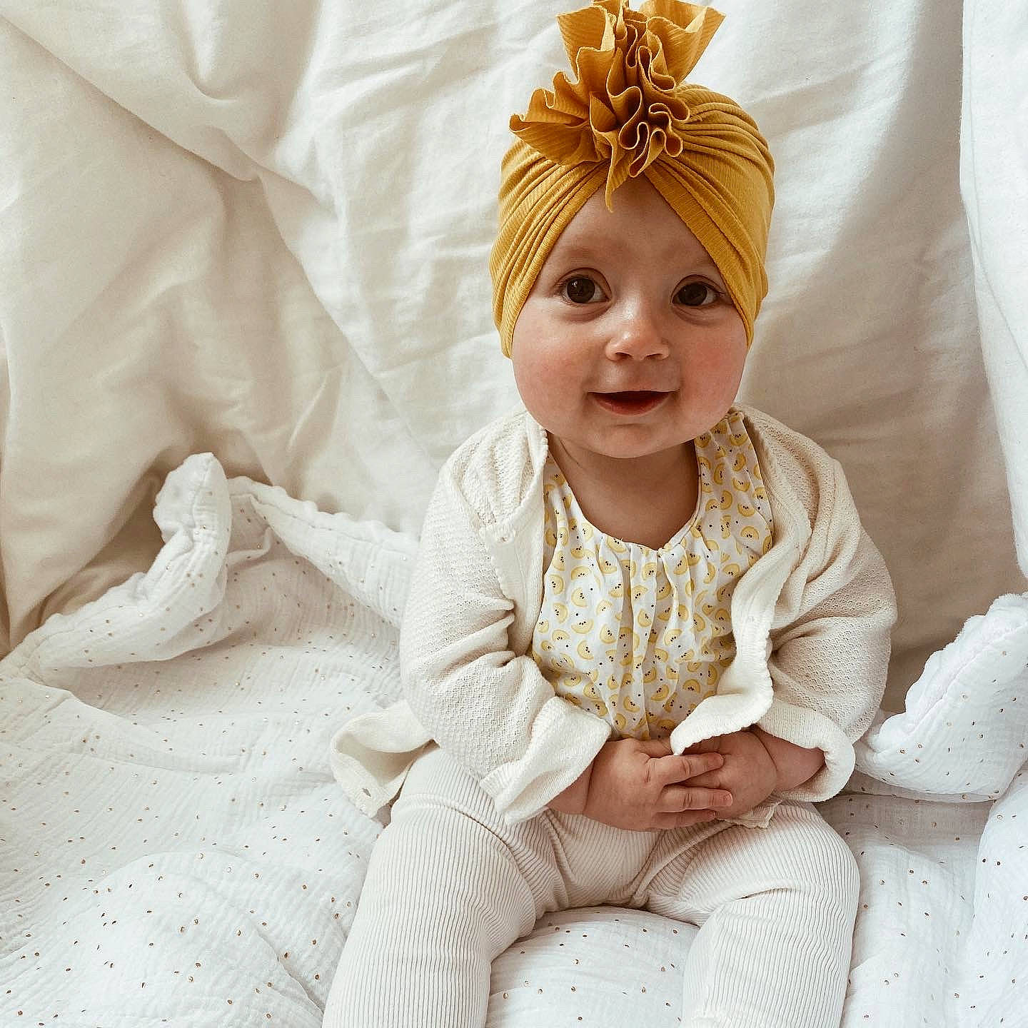Elya a rejoint le concours — aidez-le/la à gagner de superbes lots ! baby, baby_toddler_clothing, blond, bridal_accessory, comfort, costume_hat, embellishment, fashion_design, hairstyle, happy, headgear, headpiece, headwear, jewellery, linens, peach, person, skin, sleeve, smile