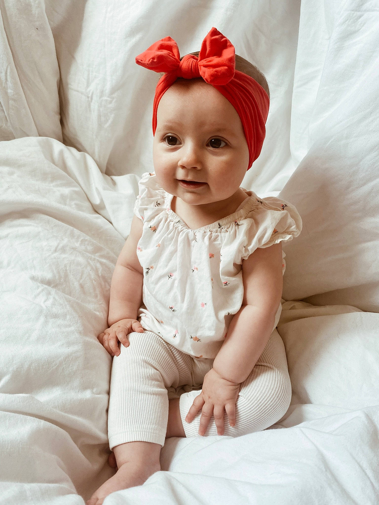 Elya a rejoint le concours — aidez-le/la à gagner de superbes lots ! arm, baby, baby_toddler_clothing, cap, comfort, costume_hat, finger, happy, human_leg, iris, linens, lip, person, pink, skin, sleeve, smile, textile, thigh, toddler
