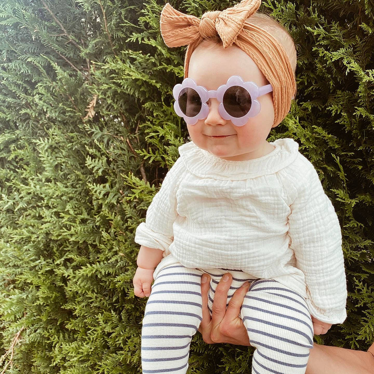Elya participe au concours pour gagner de l'argent avec cette photo : baby_toddler_clothing, blond, clothing, cool, doll, eyewear, fawn, glasses, grass, happy, outerwear, pattern, person, plant, selfie, sleeve, street_fashion, sunglasses, t_shirt, toy
