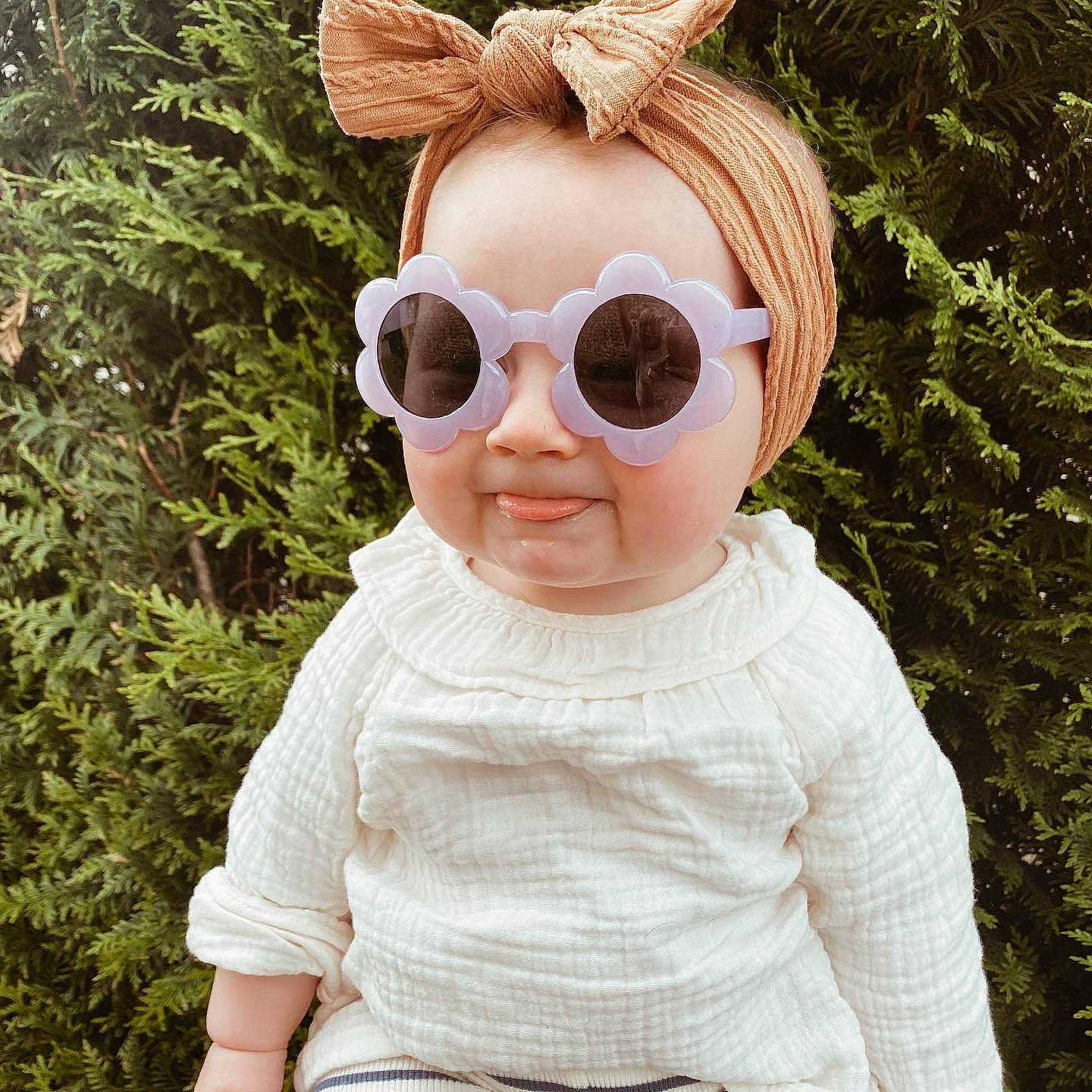 Elya a rejoint le concours — aidez-le/la à gagner de superbes lots ! baby_toddler_clothing, bangs, clothing, doll, eyewear, fawn, glasses, goggles, grass, hand, happy, head, headgear, person, plant, selfie, sleeve, sunglasses, t_shirt, textile