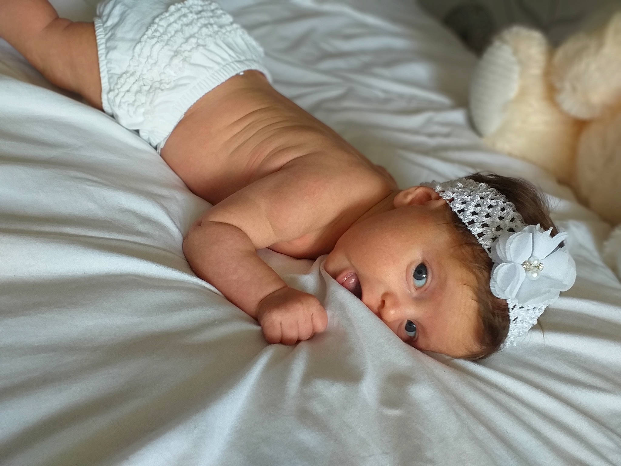 Anaë a rejoint le concours — aidez-le/la à gagner de superbes lots ! baby, baby_sleeping, child, finger, hair_accessory, hand, headgear, person, skin, toddler