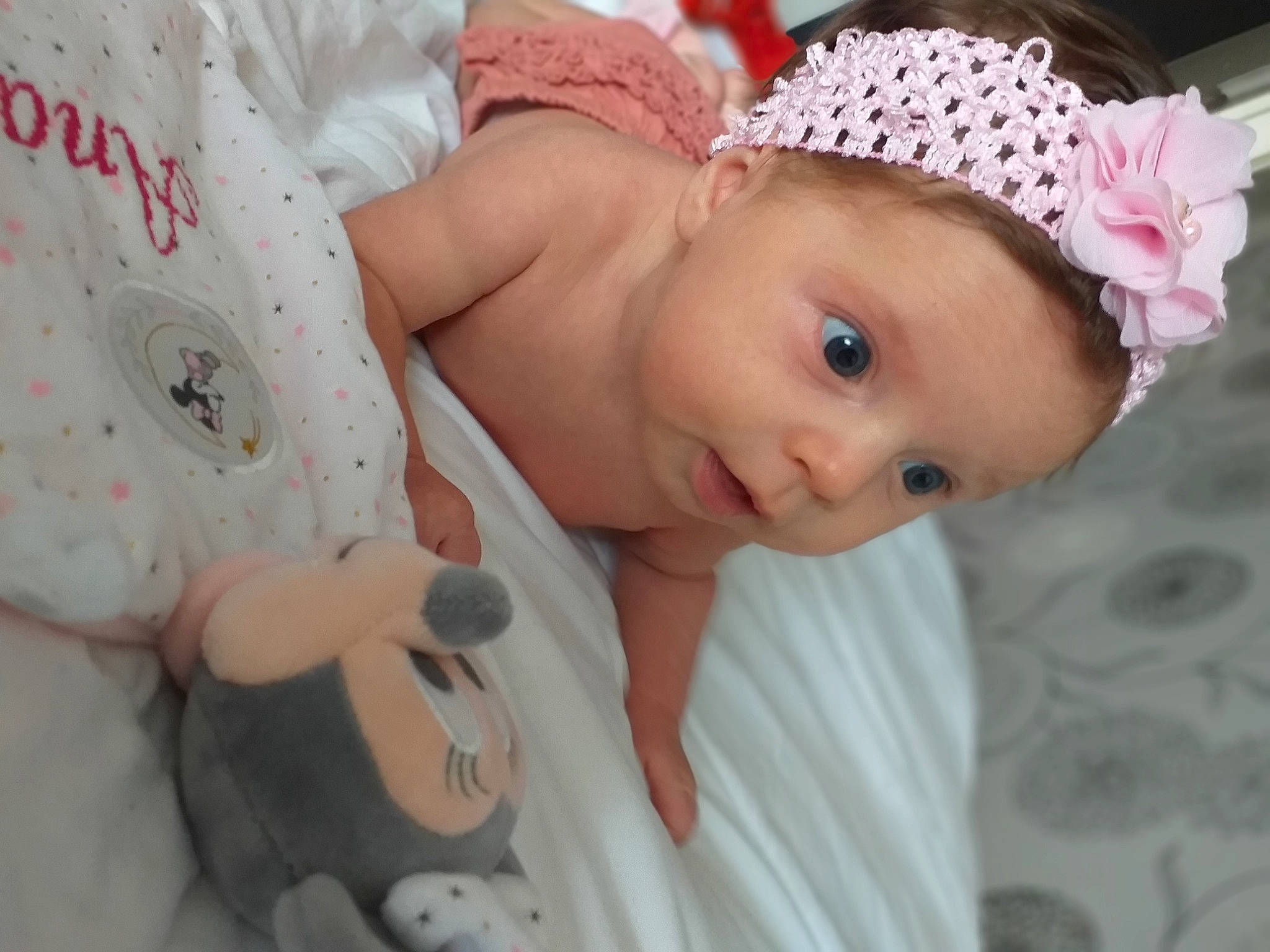 Anaë participe au concours pour gagner de l'argent avec cette photo : baby, baby_toddler_clothing, cheek, child, eye, eyelash, fashion_accessory, forehead, hair_accessory, head, headband, headgear, headpiece, lip, person, pink, product, skin, toddler