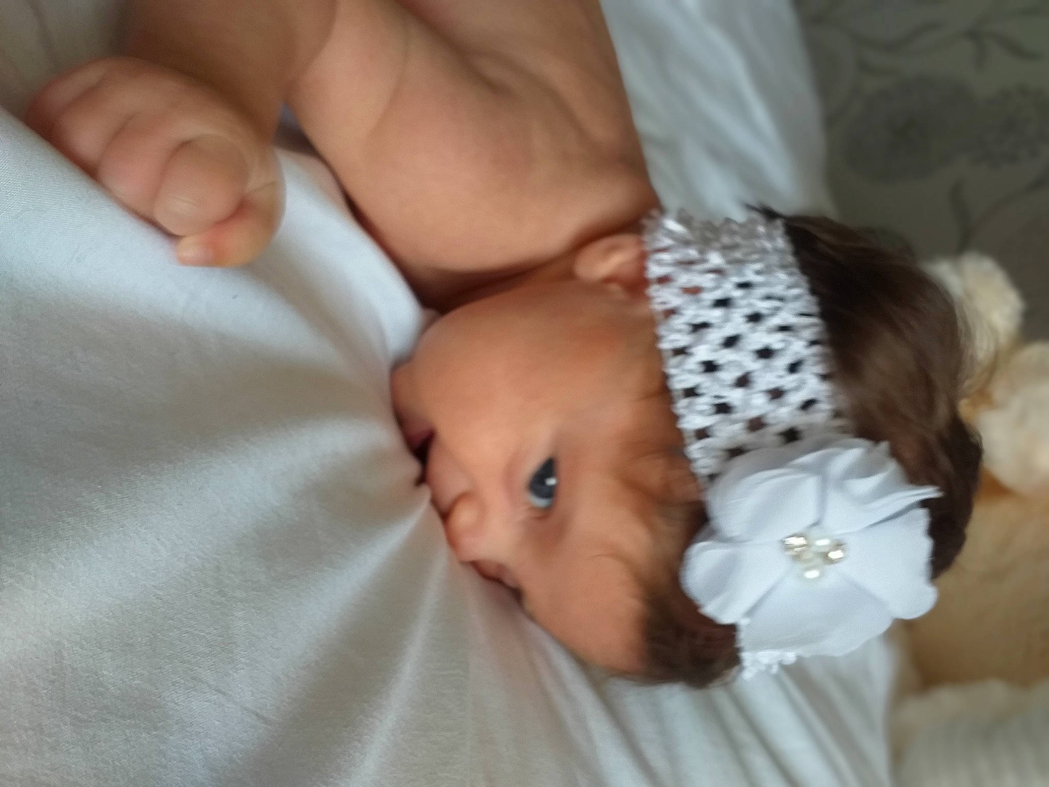 Anaë participe au concours pour gagner de l'argent avec cette photo : baby, baby_products, baby_sleeping, birth, child, ear, finger, hair_accessory, hand, headband, person, product, skin, toddler