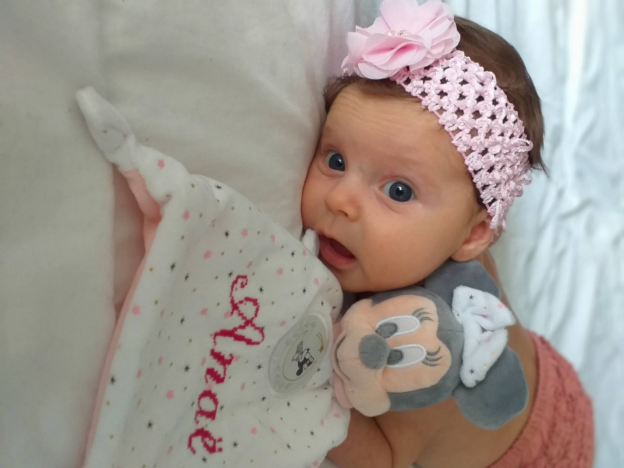 Anaë a rejoint le concours — aidez-le/la à gagner de superbes lots ! baby, baby_products, baby_toddler_clothing, bonnet, cheek, child, ear, fashion_accessory, hair_accessory, head, headband, headgear, headpiece, headwear, linens, person, pink, skin, textile, toddler