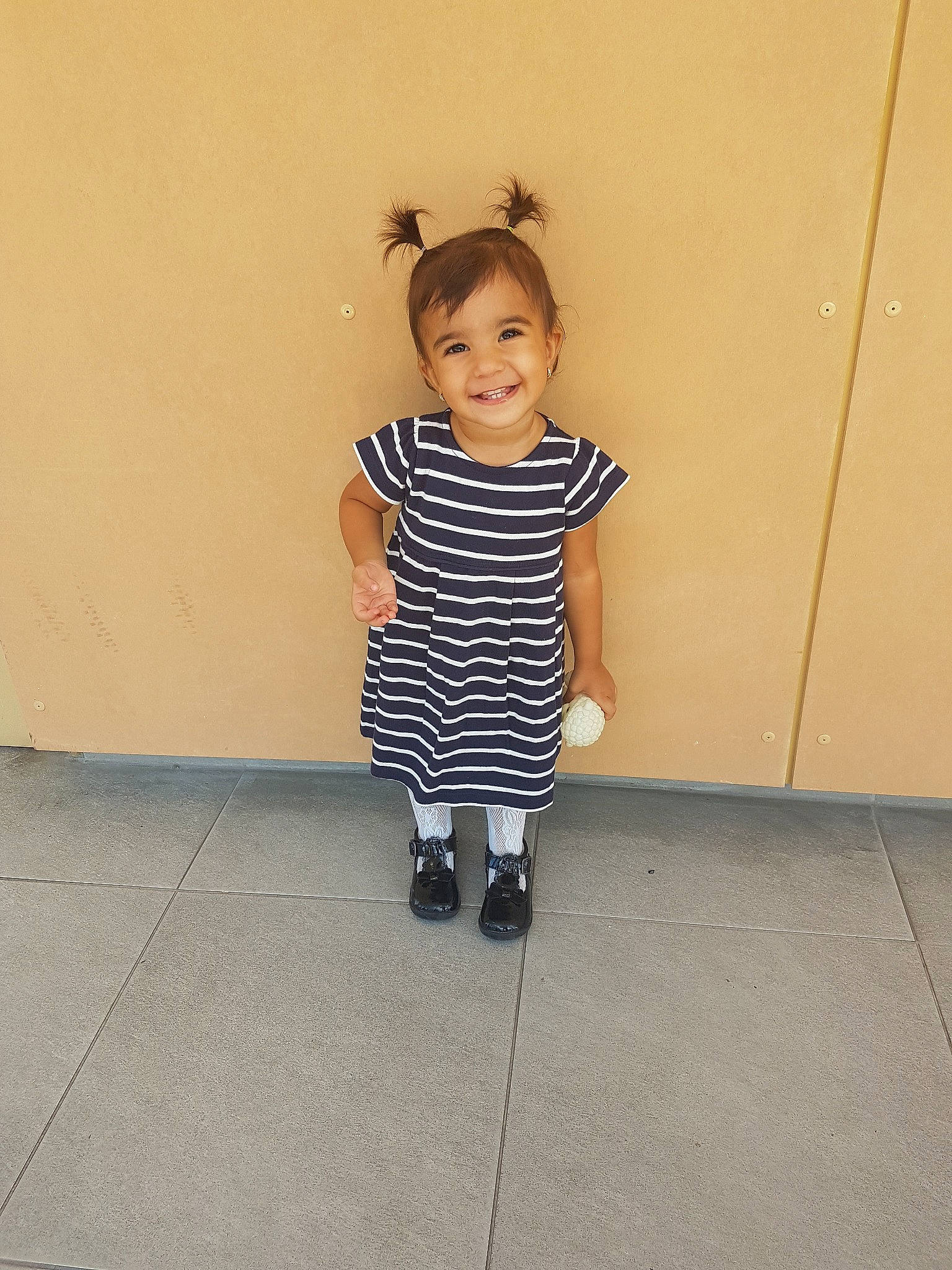 Sofia a rejoint le concours — aidez-le/la à gagner de superbes lots ! child, floor, flooring, footwear, joint, joy, knee, leg, pattern, person, shoe, shoulder, sleeve, standing, t_shirt, toddler