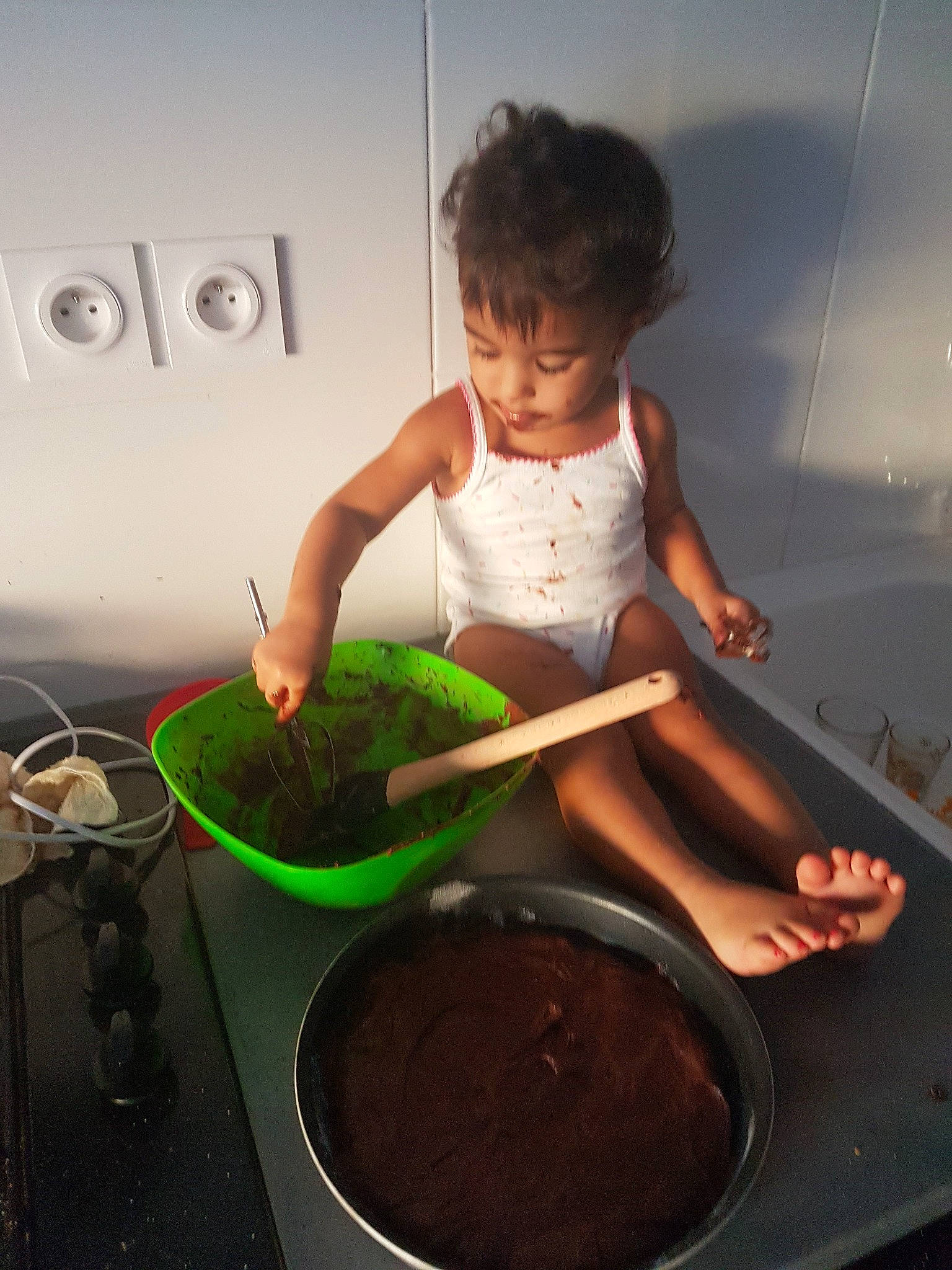 Sofia participe au concours pour gagner de l'argent avec cette photo : child, chocolate_cake, cuisine, food, joy, person, play, toddler