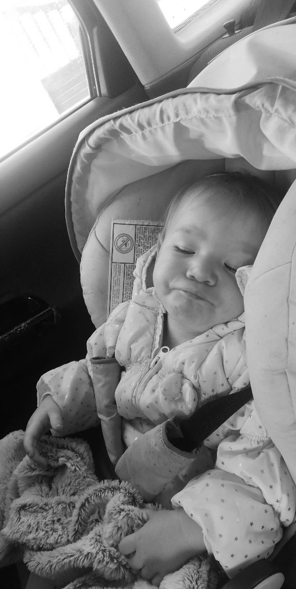 Noelyne a rejoint le concours — aidez-le/la à gagner de superbes lots ! arm, baby, baby_products, beauty, black_and_white, car, comfort, eye, finger, gesture, hand, happy, monochrome, monochrome_photography, motor_vehicle, mouth, person, skin, style, toddler