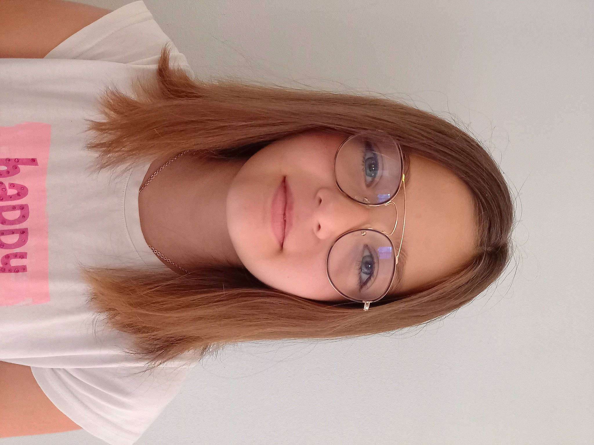 Julie a rejoint le concours — aidez-le/la à gagner de superbes lots ! cheek, chin, ear, eye, eyebrow, eyelash, flash_photography, forehead, hair, hairstyle, happy, iris, jaw, lip, material_property, neck, nose, person, skin, sleeve