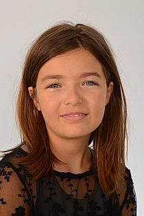 Julie participe au concours pour gagner de l'argent avec cette photo : black_hair, brown, cheek, collar, eyelash, face, flash_photography, forehead, gesture, iris, jaw, joy, layered_hair, lip, long_hair, neck, nose, outerwear, person, sleeve