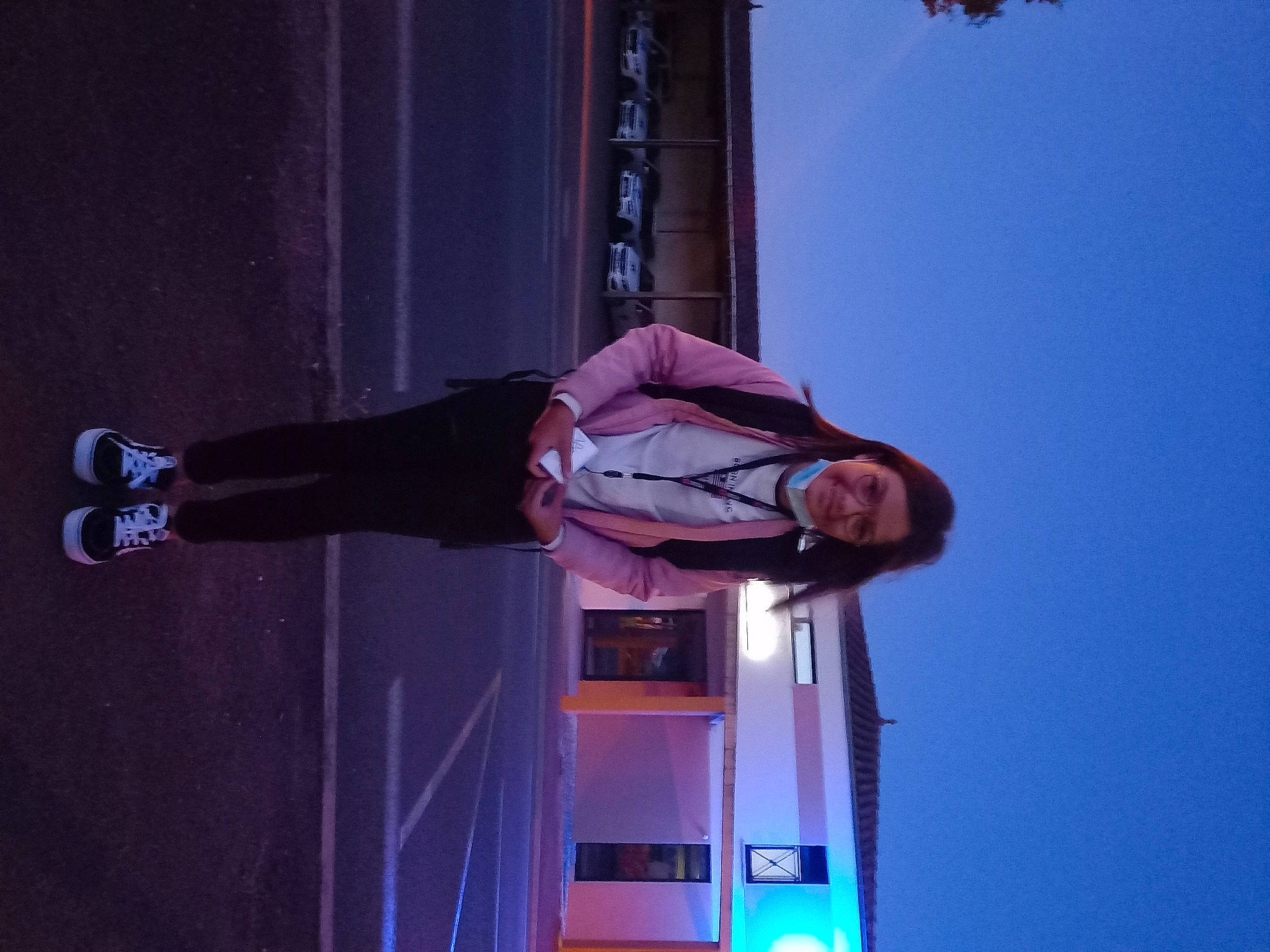 Julie participe au concours pour gagner de l'argent avec cette photo : building, elbow, electric_blue, electricity, entertainment, event, fun, joy, magenta, night, outdoor_shoe, performance, person, plant, room, sky, tree, walking_shoe, wrist