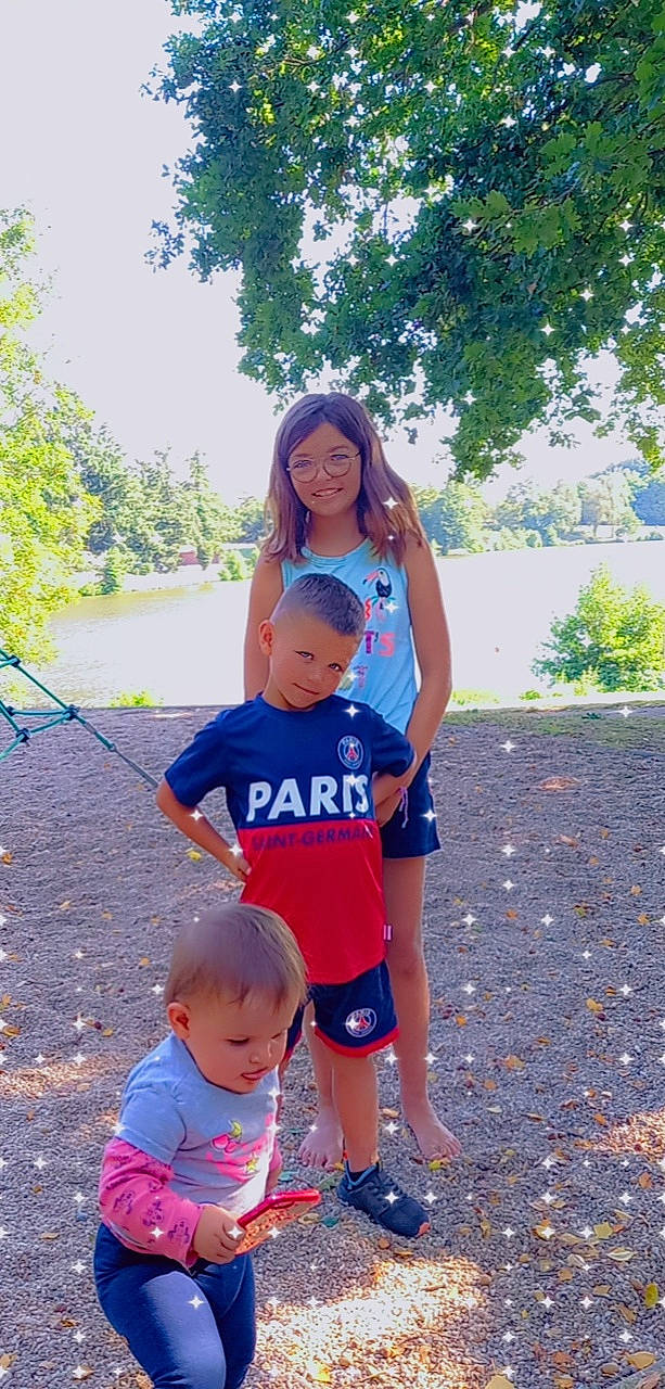 Julie participe au concours pour gagner de l'argent avec cette photo : baby, child, electric_blue, event, fun, happy, joy, lake, leisure, people, people_in_nature, person, recreation, shorts, summer, t_shirt, thigh, toddler, tree, trunk