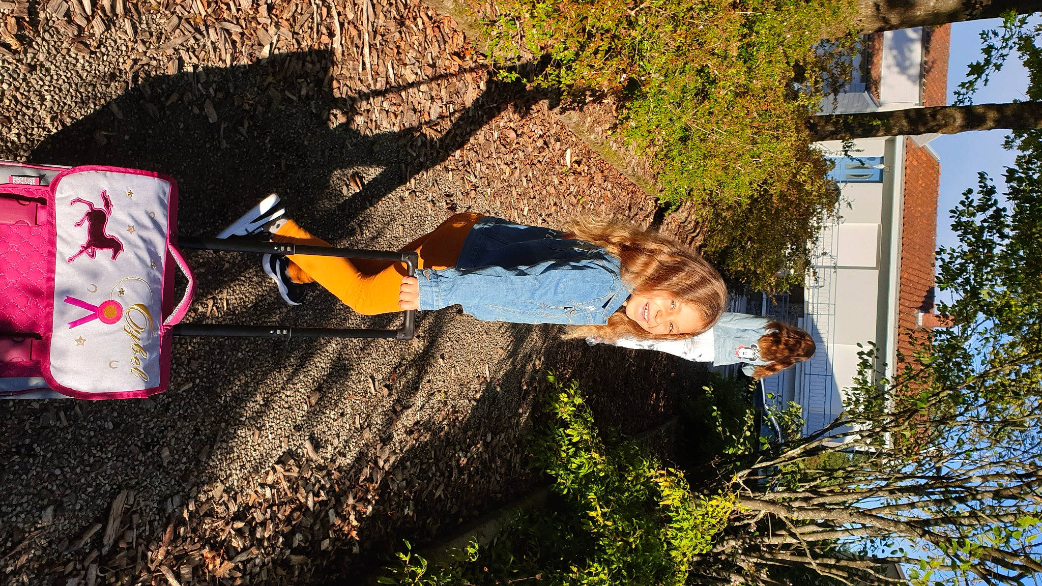 Lylou a rejoint le concours — aidez-le/la à gagner de superbes lots ! child, city, fun, grass, joy, leaf, leisure, people_in_nature, person, plant, recreation, shadow, sitting, soil, t_shirt, tints_and_shades, toddler, tree, vacation, wood