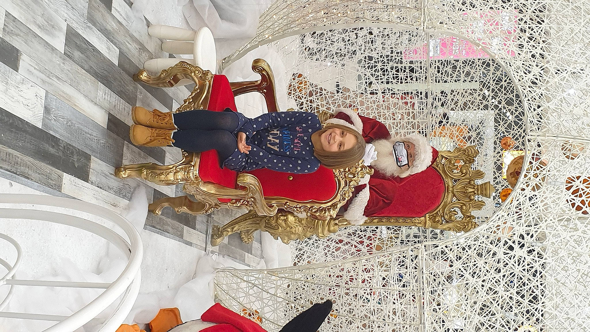 Lylou a rejoint le concours — aidez-le/la à gagner de superbes lots ! art, carmine, coquelicot, event, fictional_character, fun, happy, joy, leisure, pattern, person, red, room, smile, textile, tradition, tree, visual_arts, world