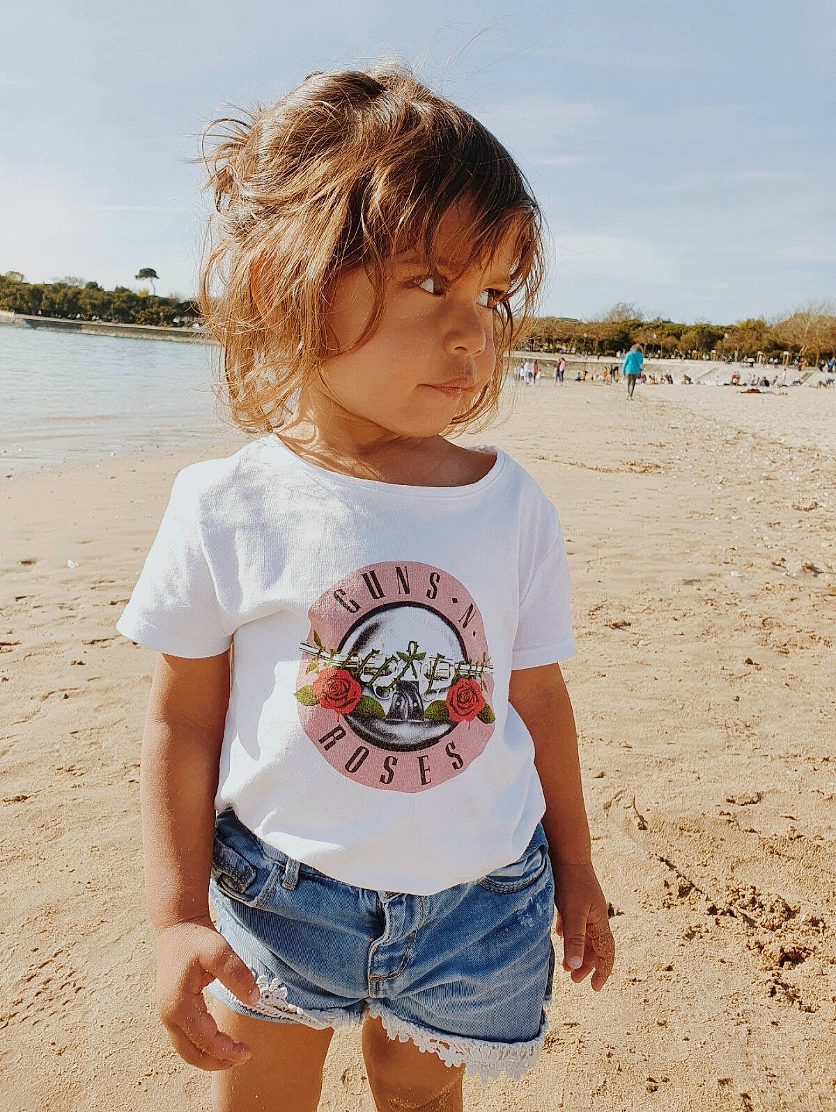 Liah participe au concours pour gagner de l'argent avec cette photo : beach, chin, eye, fun, hair, happy, head, jean_short, neck, people_on_beach, person, sand, shorts, skin, sky, sleeve, summer, t_shirt, toddler, travel