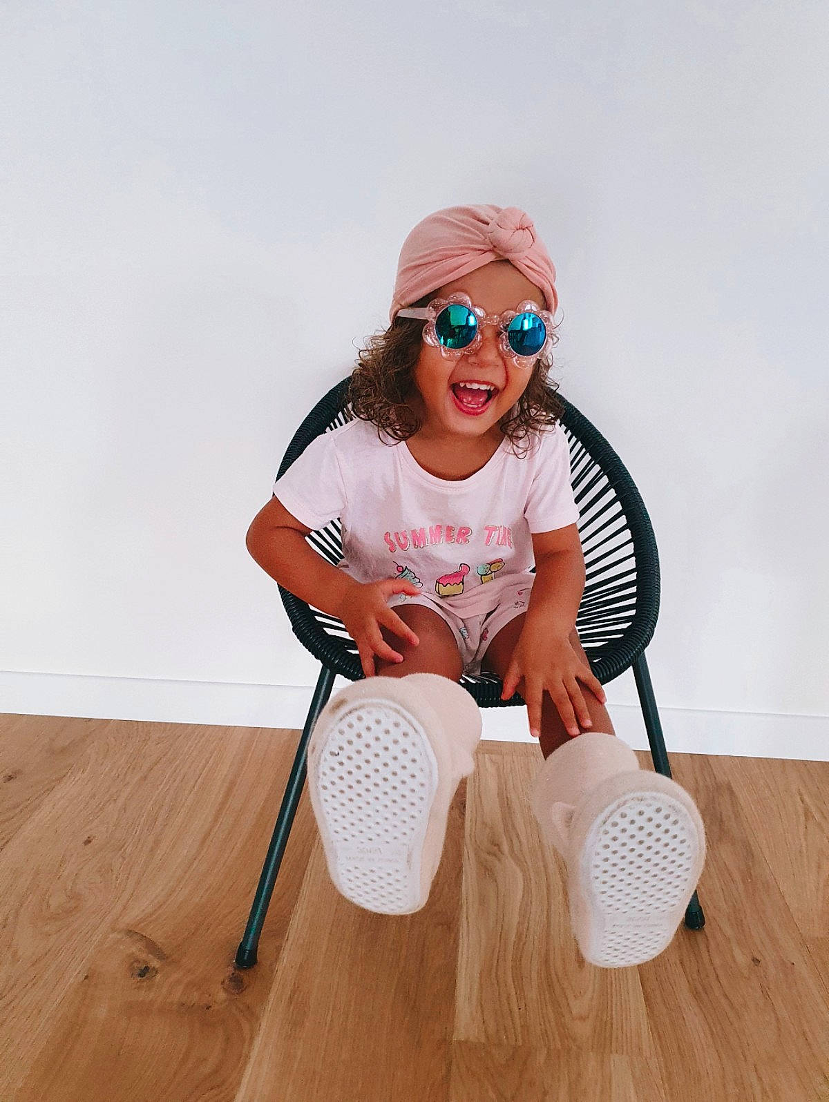 Liah participe au concours pour gagner de l'argent avec cette photo : baby_toddler_clothing, ball, eyewear, face, flooring, glasses, goggles, happy, hardwood, hat, headgear, headwear, knee, person, sleeve, smile, sunglasses, t_shirt, thigh, toy