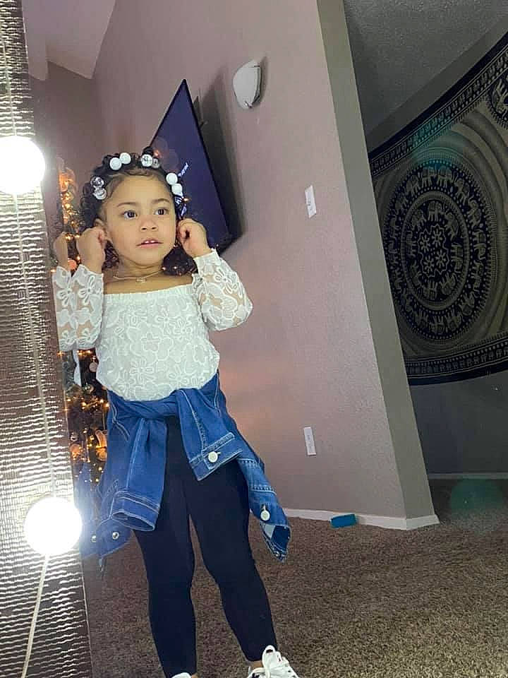 Araya is registered to the contest to win money with this photo: active_pants, denim, embellishment, fashion_design, hair_accessory, headband, headpiece, makeover, person, street_fashion, tiara