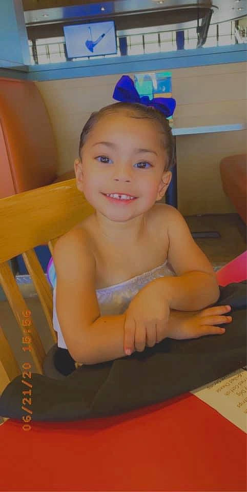 Araya is registered to the contest to win money with this photo: baby, baby_laughing, baby_toddler_clothing, child, ear, hair_accessory, joy, party_hat, party_supply, person, smile, toddler, toe