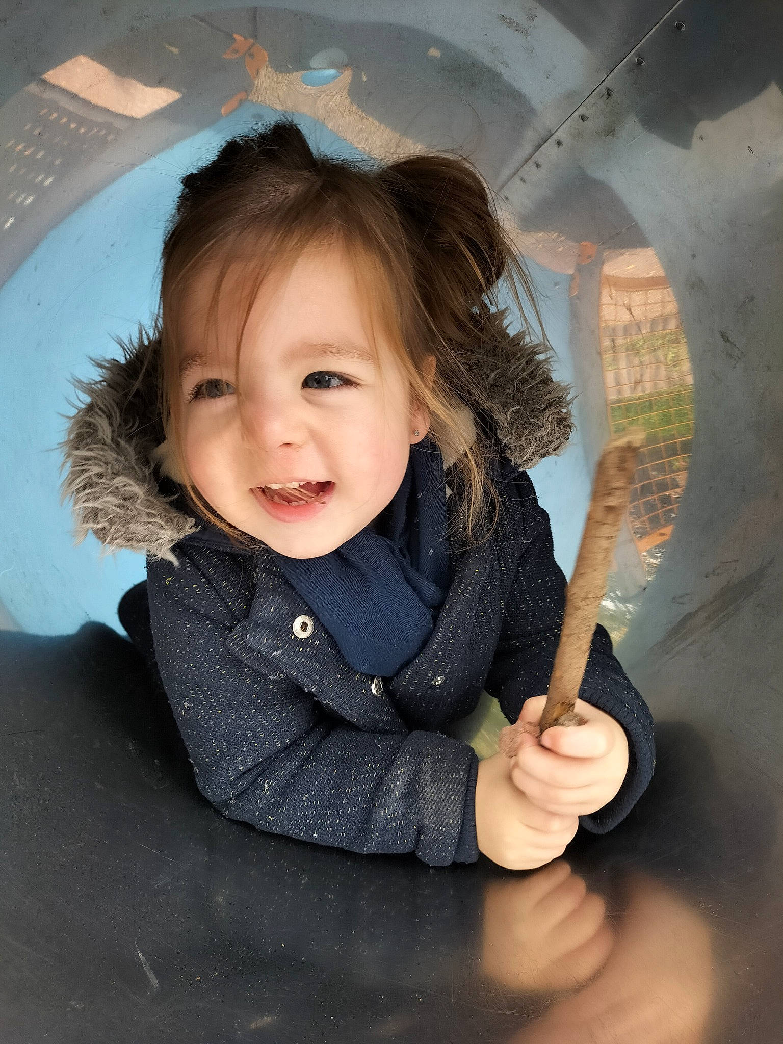 Léana participe au concours pour gagner de l'argent avec cette photo : baby, cheek, chin, cool, eyebrow, finger, flash_photography, fun, gesture, hair, hand, happy, human_body, iris, lip, mouth, person, skin, sleeve, smile