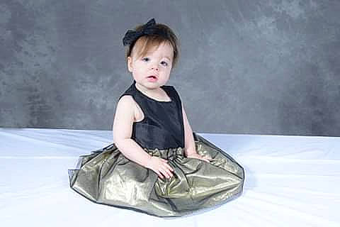 Léana participe au concours pour gagner de l'argent avec cette photo : baby, baby_toddler_clothing, child, comfort, event, fashion_design, flash_photography, fun, happy, person, shoulder, sitting, sleeve, t_shirt, toddler