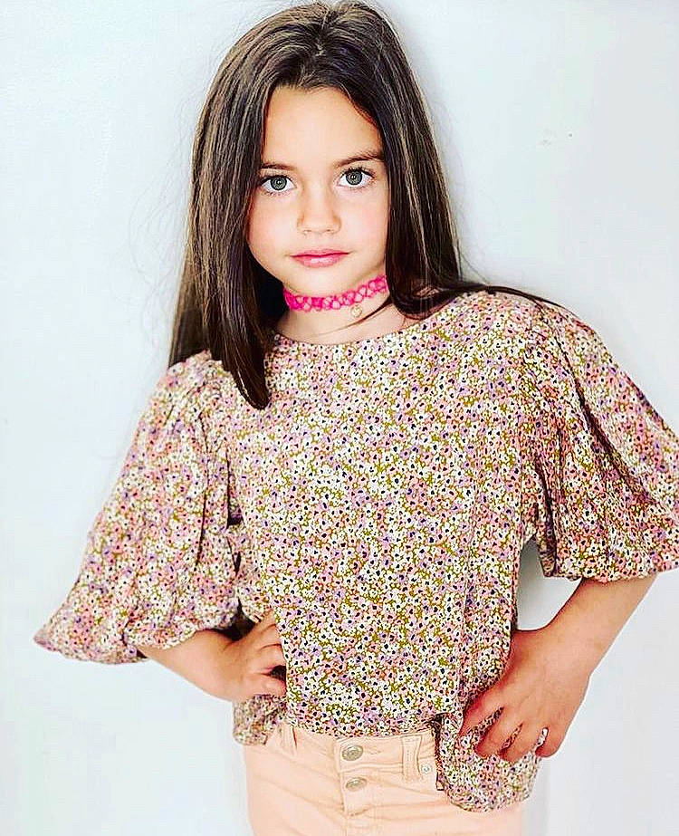 Mellina a rejoint le concours — aidez-le/la à gagner de superbes lots ! arm, collar, cool, electric_blue, event, fashion_design, fashion_model, formal_wear, joint, long_hair, magenta, neck, pattern, peach, person, shoulder, sleeve, street_fashion, t_shirt, thigh