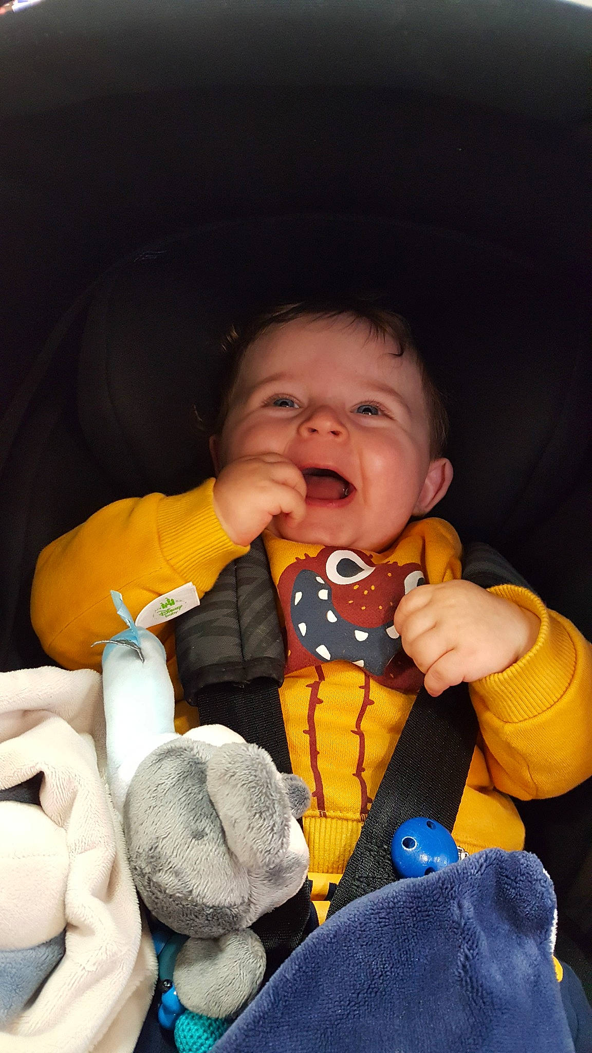 Tom participe au concours pour gagner de l'argent avec cette photo : boy, child, eye, finger, fun, infant, mouth, person, product, skin, smile, toddler, yellow