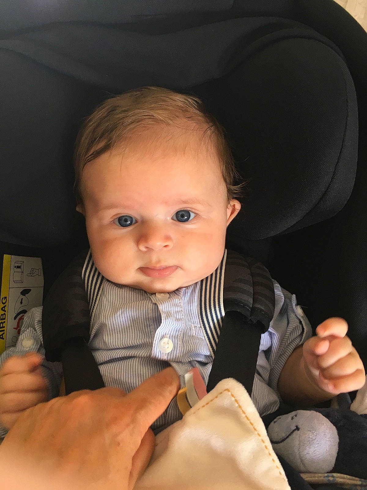 Tom participe au concours pour gagner de l'argent avec cette photo : boy, cheek, child, ear, eye, finger, infant, person, product, toddler