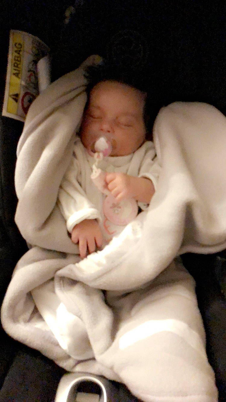 Leyna a rejoint le concours — aidez-le/la à gagner de superbes lots ! abdomen, arm, baby, baby_products, baby_sleeping, bedtime, cheek, chest, child, comfort, flesh, foot, fur, gesture, human_body, linens, nail, nap, person, thumb