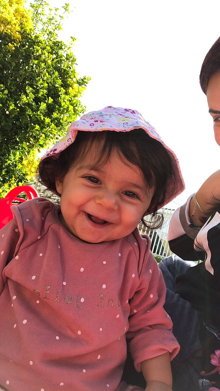 Leyna a rejoint le concours — aidez-le/la à gagner de superbes lots ! baby, baby_toddler_clothing, face, gesture, grass, happy, human_body, interaction, joy, leisure, lip, mouth, people_in_nature, person, pink, recreation, skin, sleeve, smile, toddler