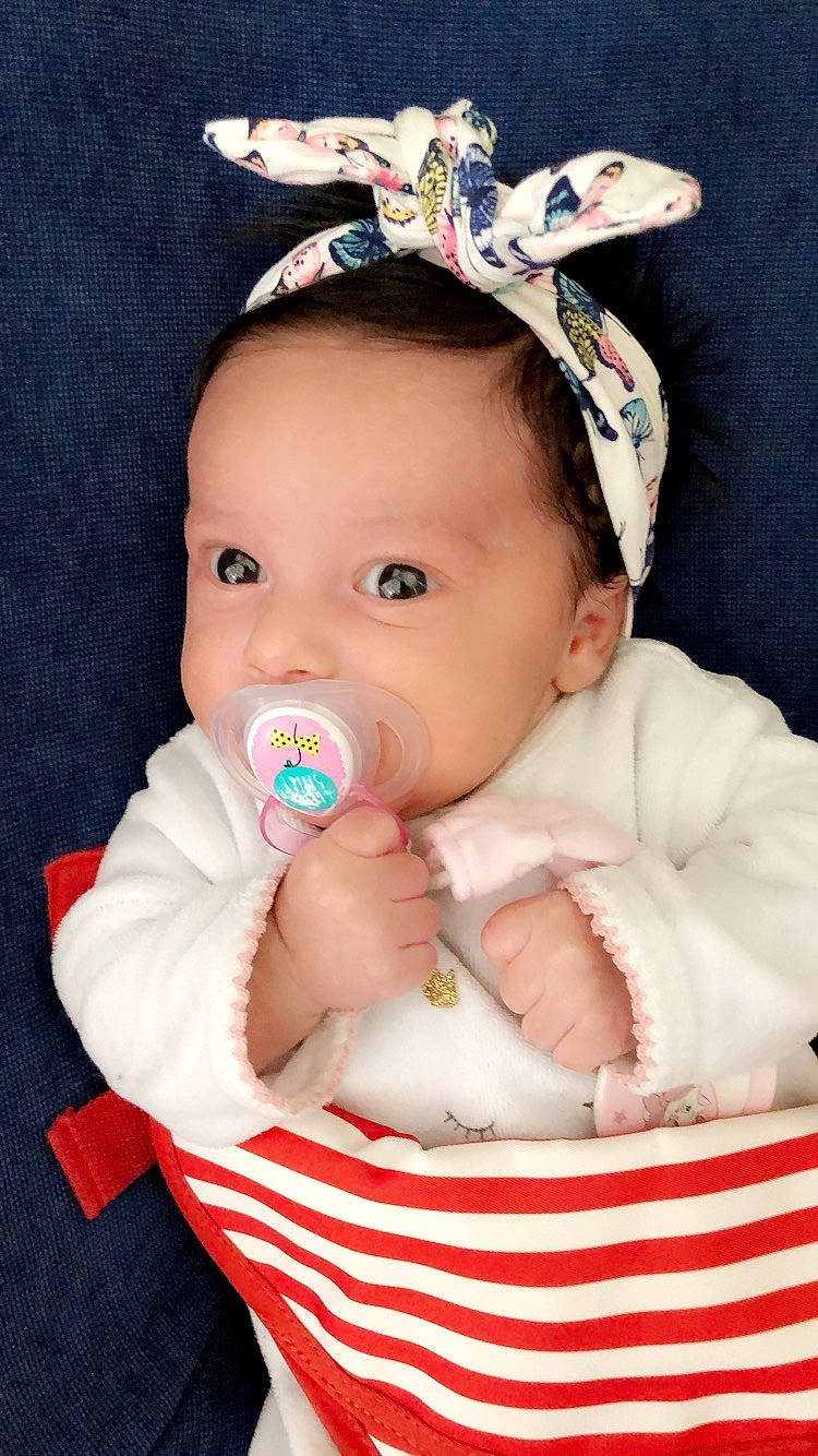 Leyna participe au concours pour gagner de l'argent avec cette photo : baby, baby_products, baby_toddler_clothing, blue, cheek, child, costume_hat, eye, fashion_accessory, happy, headband, headgear, headpiece, jewellery, person, pink, product, skin, sleeve, toddler