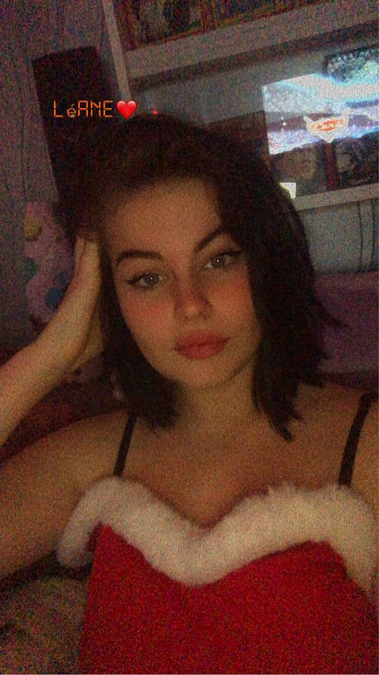 Leane participe au concours pour gagner de l'argent avec cette photo : beauty, black_hair, brown_hair, cap, chest, chin, cool, eyebrow, eyelash, finger, flash_photography, fun, hairstyle, human_leg, layered_hair, lip, lipstick, long_hair, mouth, person