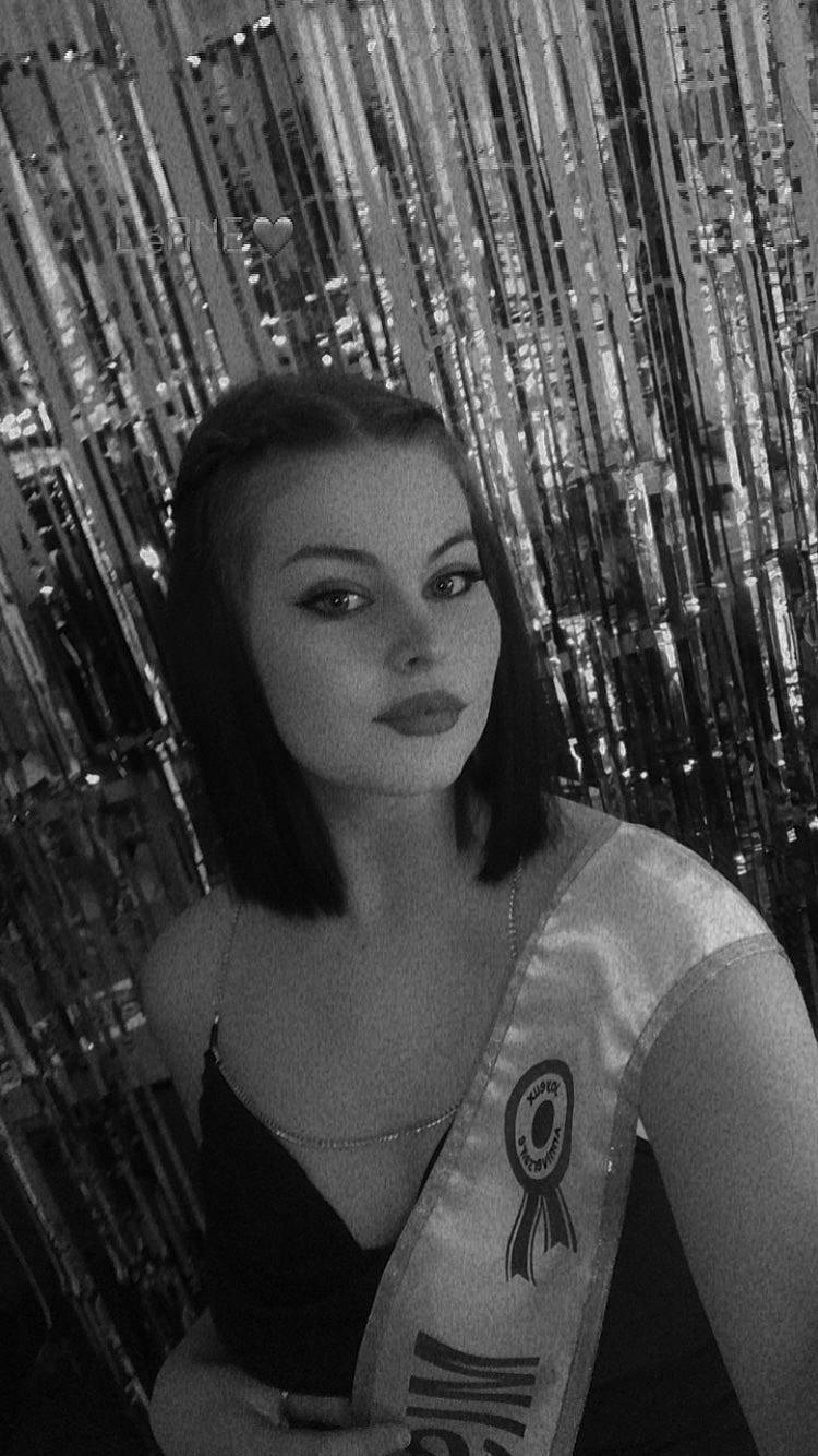 Leane a rejoint le concours — aidez-le/la à gagner de superbes lots ! black, black_and_white, black_hair, eye, eyebrow, eyelash, face, facial_expression, fashion, flash_photography, hair, hairstyle, iris, lip, organ, person, photograph, standing, style, waist