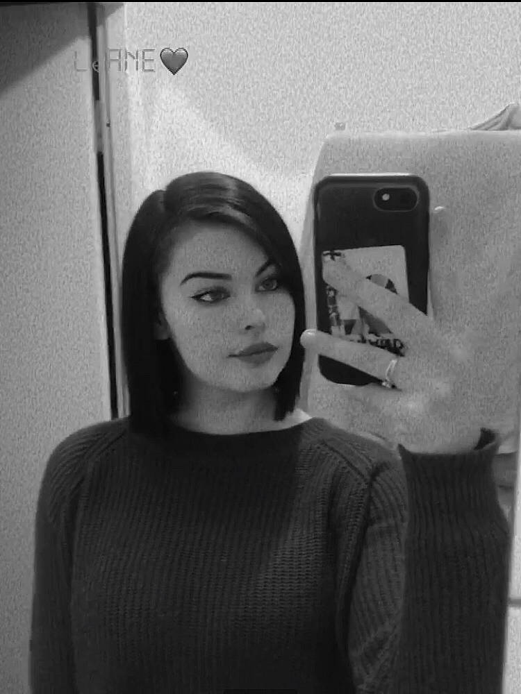 Leane participe au concours pour gagner de l'argent avec cette photo : arm, black_and_white, cool, dress, eye, eyebrow, eyelash, eyewear, flash_photography, gesture, grey, hairstyle, head, jaw, lip, mirror, neck, person, shoulder, style