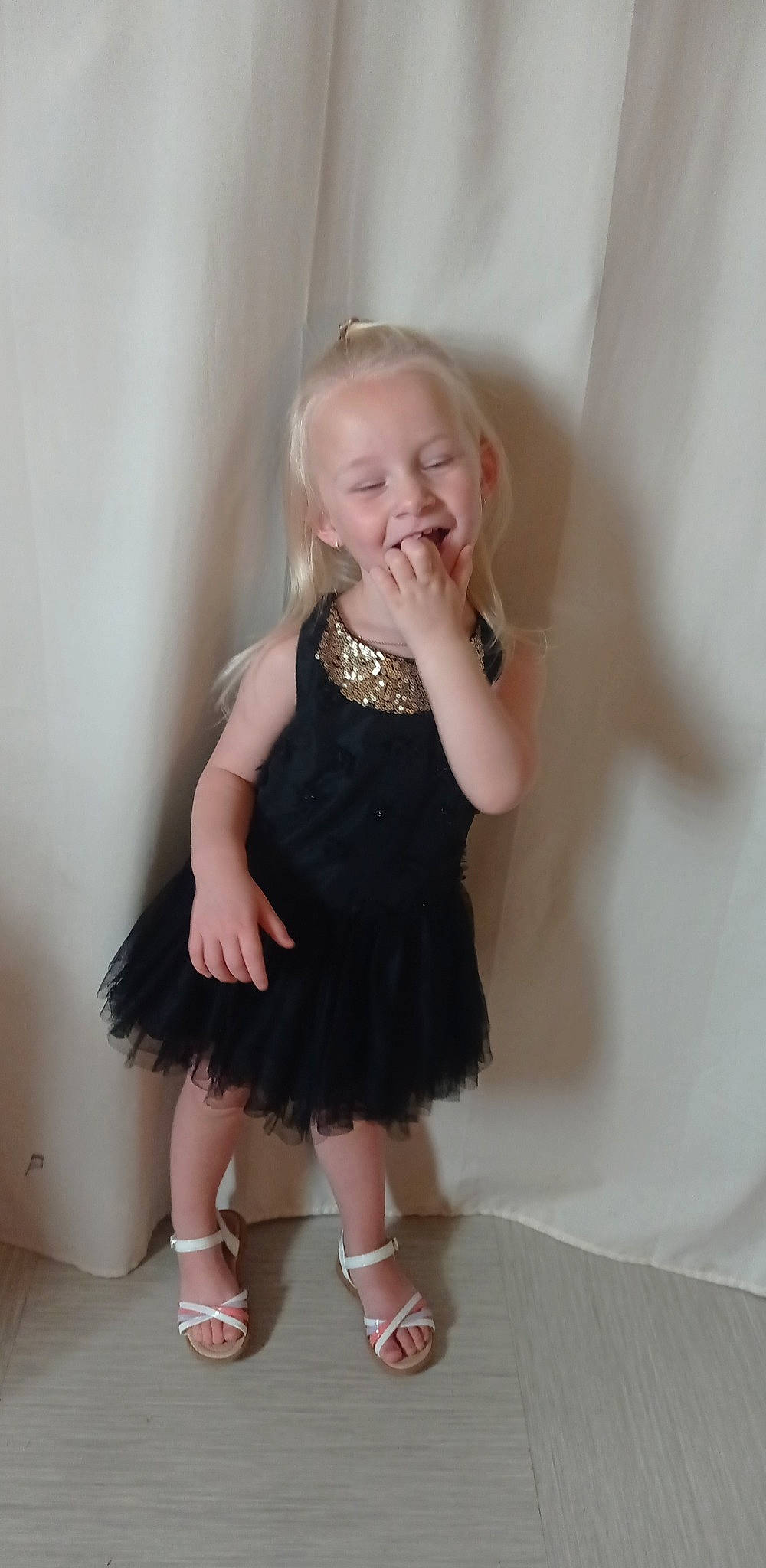 Maëlyne participe au concours pour gagner de l'argent avec cette photo : baby_toddler_clothing, day_dress, dress, face, finger, flash_photography, gesture, hair, happy, head, iris, joint, joy, leg, neck, one_piece_garment, person, pink, shoulder, skin