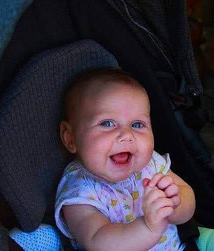 Soizïc participe au concours pour gagner de l'argent avec cette photo : baby, baby_products, baby_toddler_clothing, cheek, chin, comfort, eye, face, fun, gesture, happy, head, iris, lip, mouth, nose, person, skin, smile, thumb