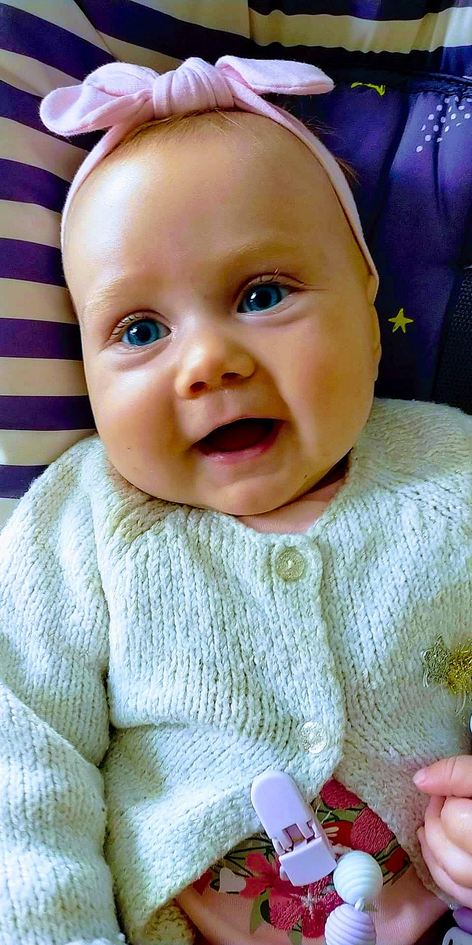 Soizïc a rejoint le concours — aidez-le/la à gagner de superbes lots ! baby, baby_laughing, baby_toddler_clothing, cheek, child, clothing, eyelash, fun, grass, happy, iris, lip, nose, person, product, sitting, skin, sleeve, smile, textile