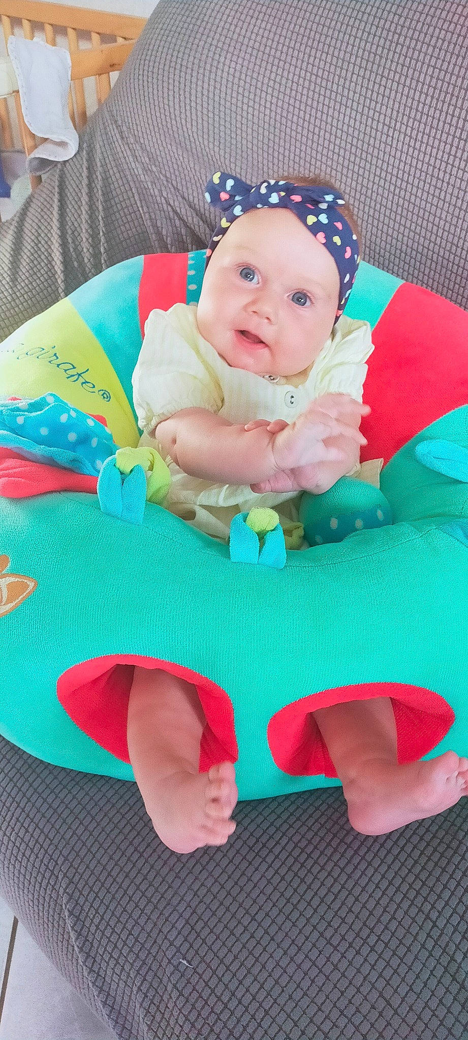 Soizïc participe au concours pour gagner de l'argent avec cette photo : baby, baby_products, baby_toddler_clothing, child, comfort, costume_hat, event, fashion_accessory, fun, grass, happy, headwear, lap, linens, magenta, person, pink, sitting, sleeve, smile