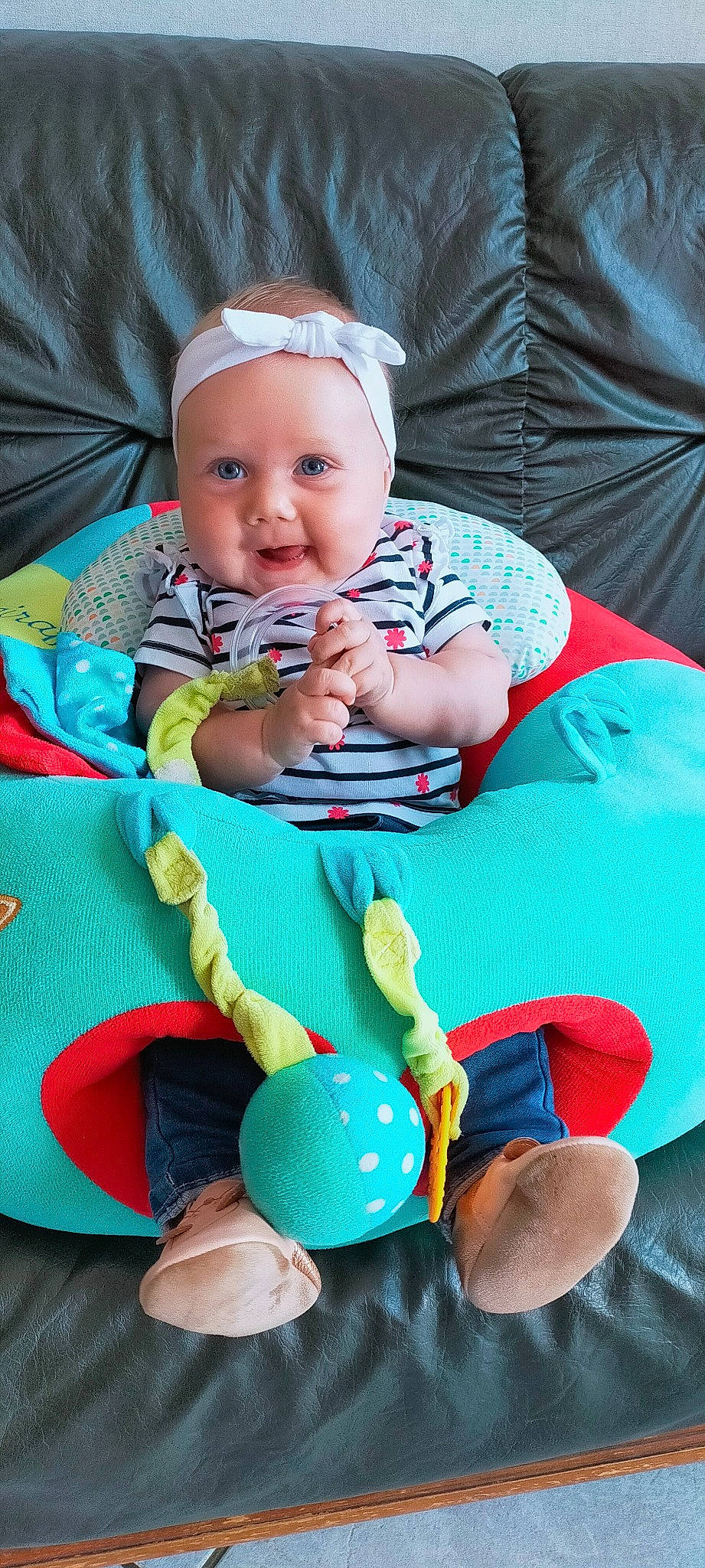 Soizïc a rejoint le concours — aidez-le/la à gagner de superbes lots ! aqua, azure, baby, baby_products, baby_toddler_clothing, child, comfort, finger, green, hand, happy, linens, person, photograph, pink, sitting, skin, smile, textile, toddler