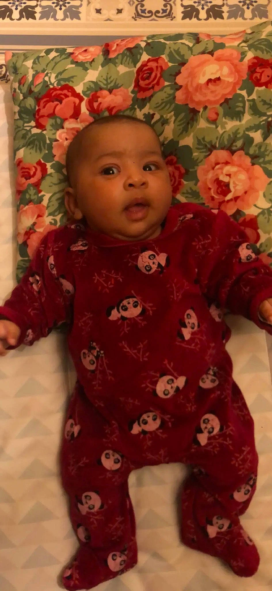 Aya a rejoint le concours — aidez-le/la à gagner de superbes lots ! baby, baby_toddler_clothing, cheek, chin, eye, face, flower, forehead, happy, head, iris, lip, nose, organ, person, pink, plant, red, skin, sleeve