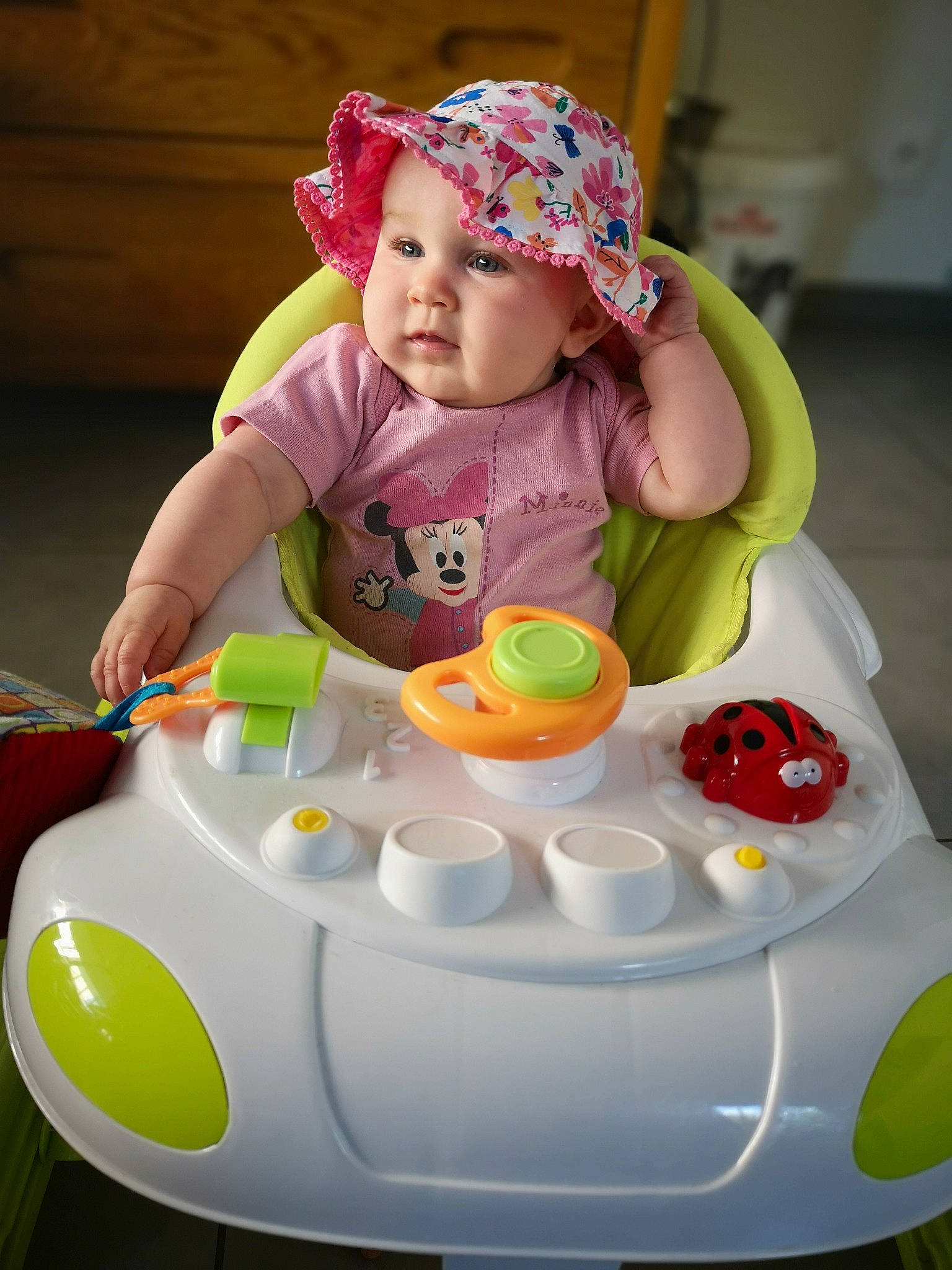 Victoria participe au concours pour gagner de l'argent avec cette photo : baby, baby_products, baby_toddler_clothing, child, circle, event, face, fun, happy, hat, headwear, human_body, leisure, person, personal_protective_equipment, pink, play, purple, recreation, toddler