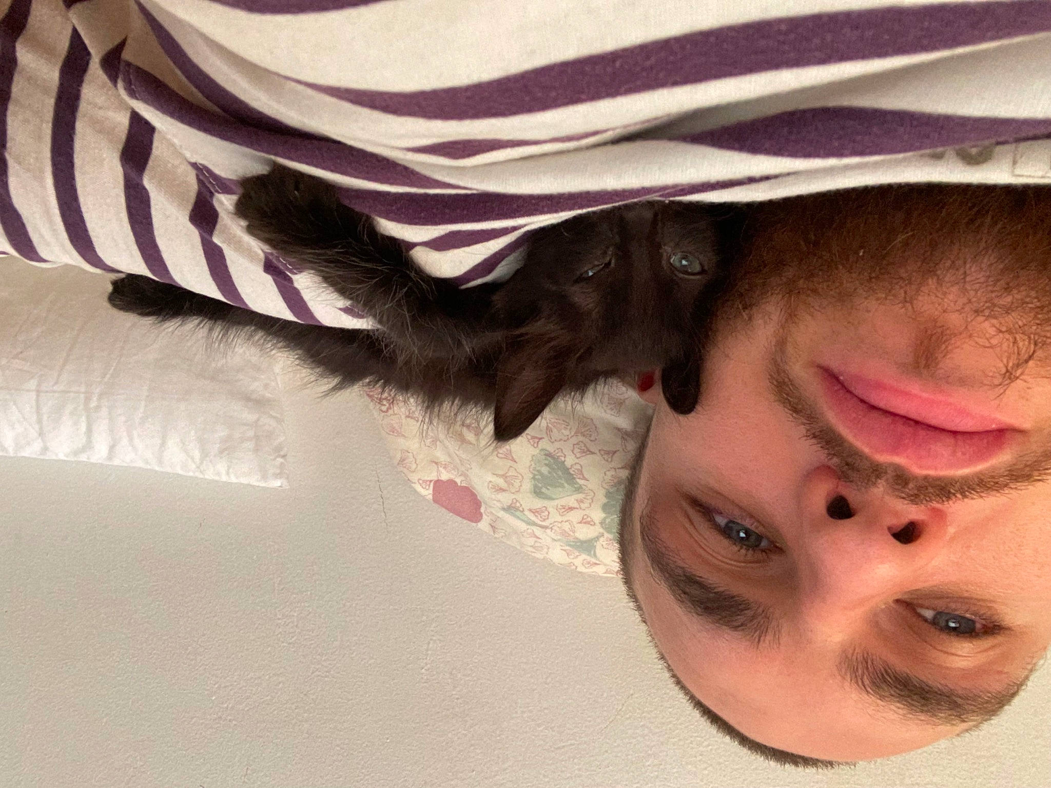 Yvan participe au concours pour gagner de l'argent avec cette photo : beard, black_hair, cool, ear, eyebrow, eyelash, eyewear, finger, gesture, hairstyle, happy, headgear, jaw, lip, mouth, neck, nose, skin, smile, window