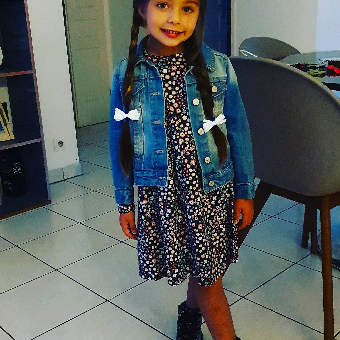 Loeva a rejoint le concours — aidez-le/la à gagner de superbes lots ! day_dress, electric_blue, joy, one_piece_garment, person, shelf, shelving, tights, tile, tile_flooring