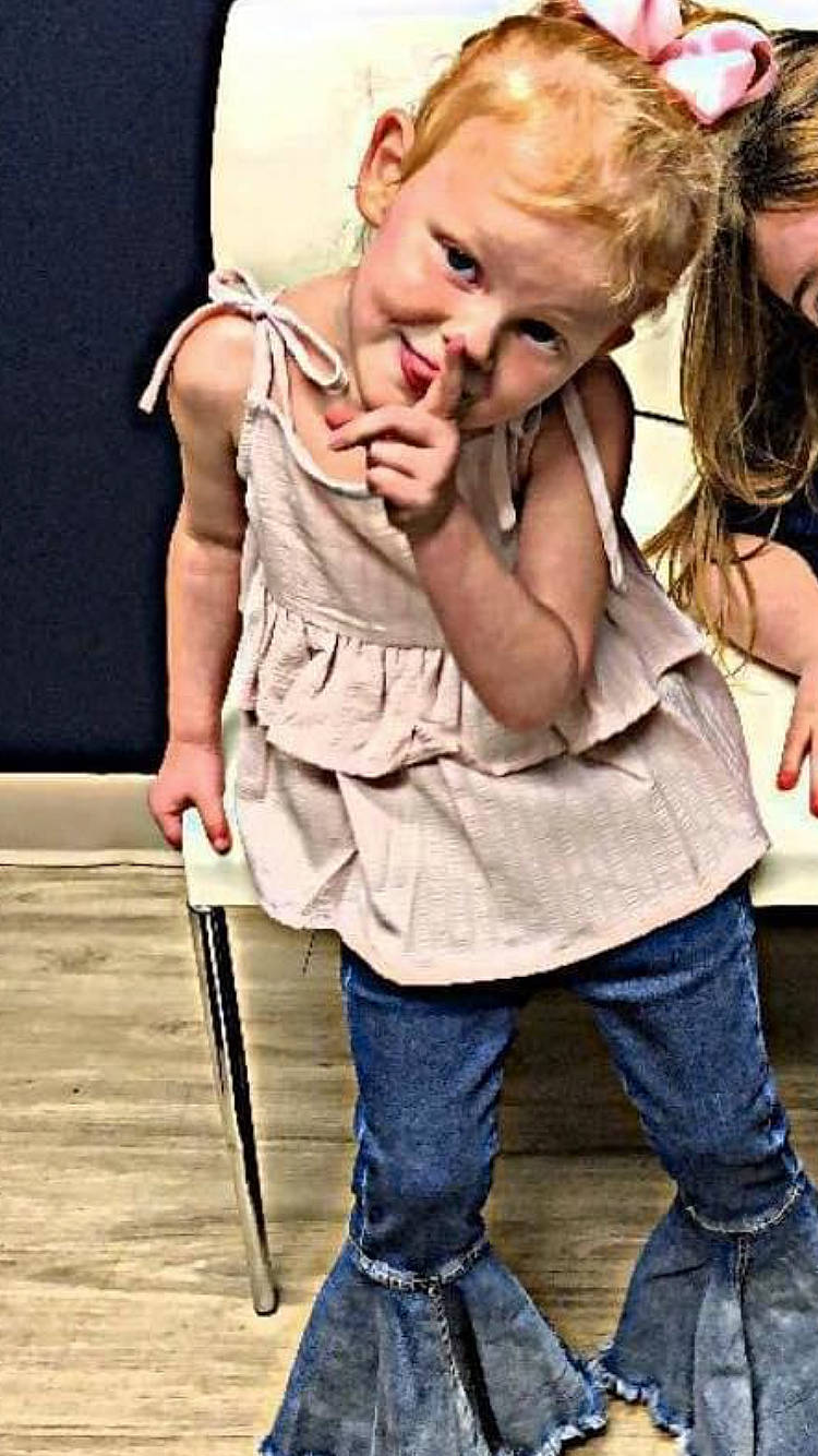 Kynsley is registered to the contest to win money with this photo: cheek, child, event, facial_expression, fashion, fun, gesture, hairstyle, happy, head, human_body, jeans, jewellery, joint, joy, leg, leisure, person, photograph, shoulder