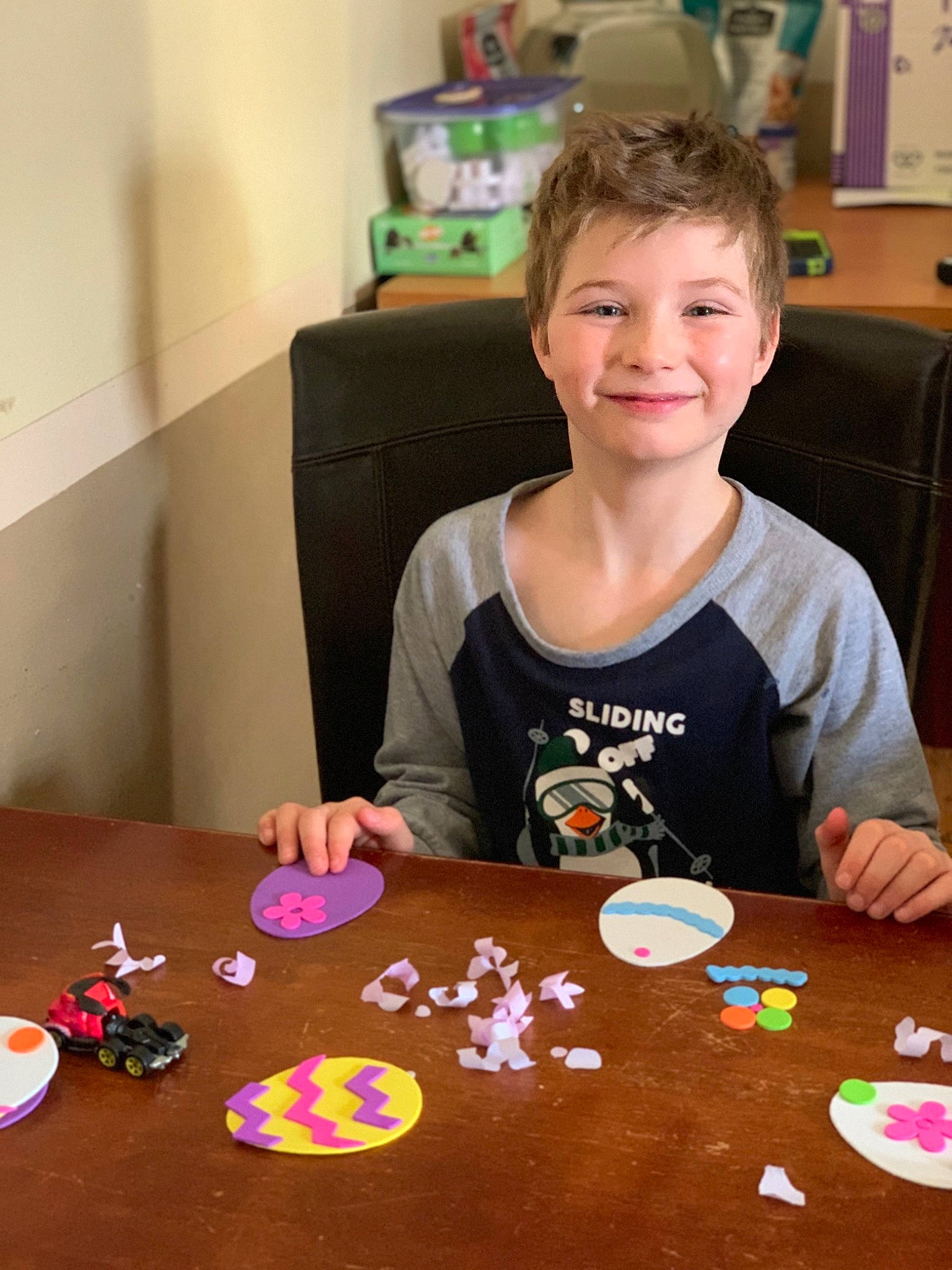 Jake participe au concours pour gagner de l'argent avec cette photo : cake_decorating, chair, community, desk, event, flooring, food, fun, furniture, icing, indoor_games_and_sports, joy, person, plate, recreation, sharing, smile, sweetness, t_shirt, table