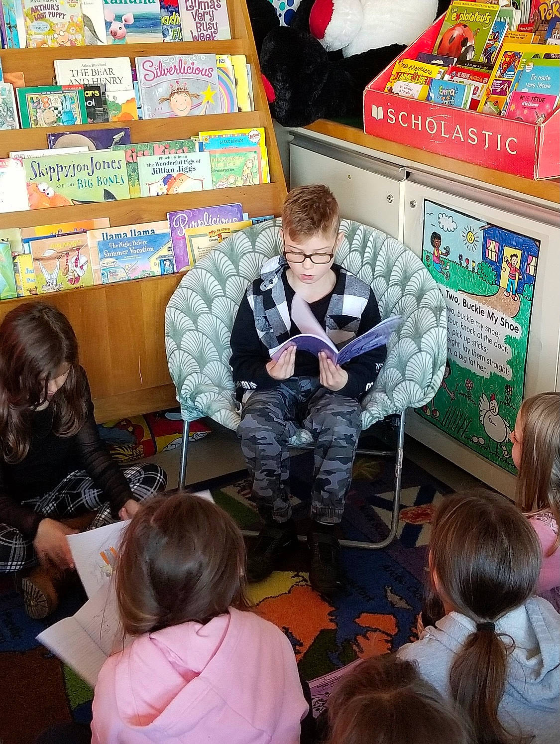 Jake participe au concours pour gagner de l'argent avec cette photo : box, carton, child, class, classroom, curious, education, hair, head, human, human_body, kindergarten, learning, mammal, person, play, school, shelf, shelving, teacher
