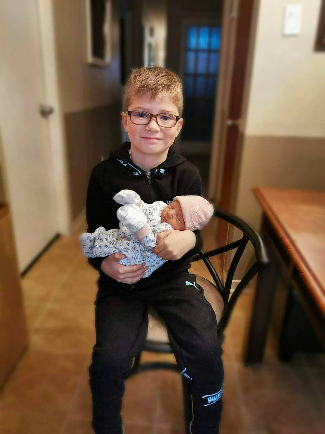 Jake a rejoint le concours — aidez-le/la à gagner de superbes lots ! baby, glasses, headwear, human, joy, person, picture_frame, stuffed_toy, toy, wood_stain